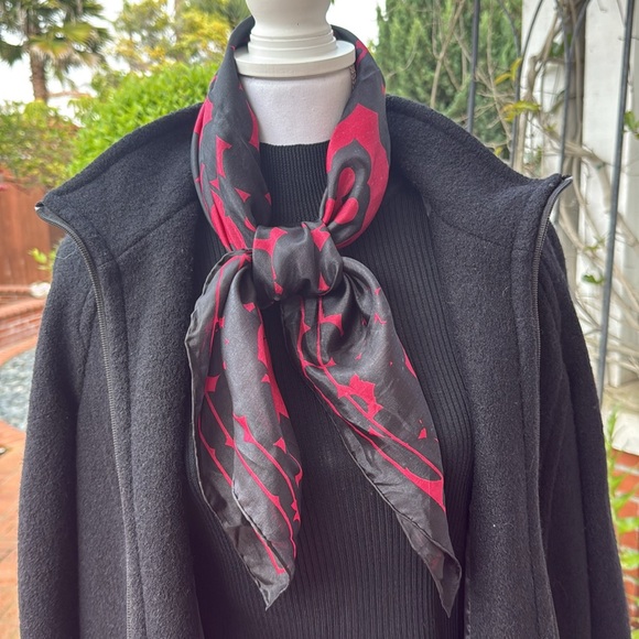 Elegant Black and Red Scarf - Picture 5 of 8